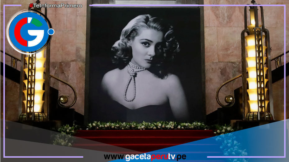 Silvia Pinal recibe homenaje en Bellas Artes