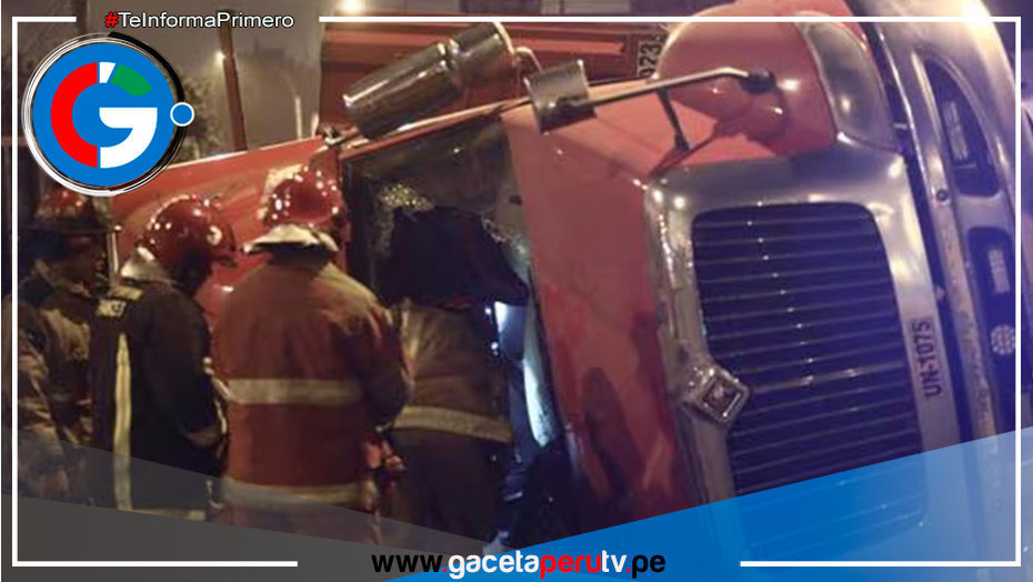 Tráiler se voltea cerca de la plaza Unión