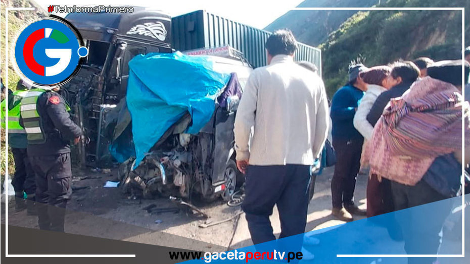 Pasco: choque frontal entre una combi y tráiler deja 10 muertos y 16 heridos 