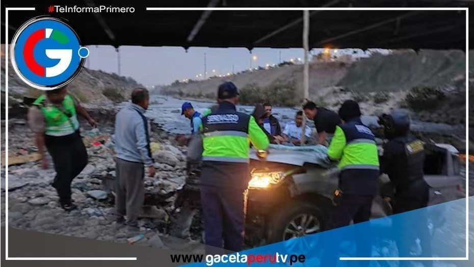 Camioneta se despista y cae al Río Rímac
