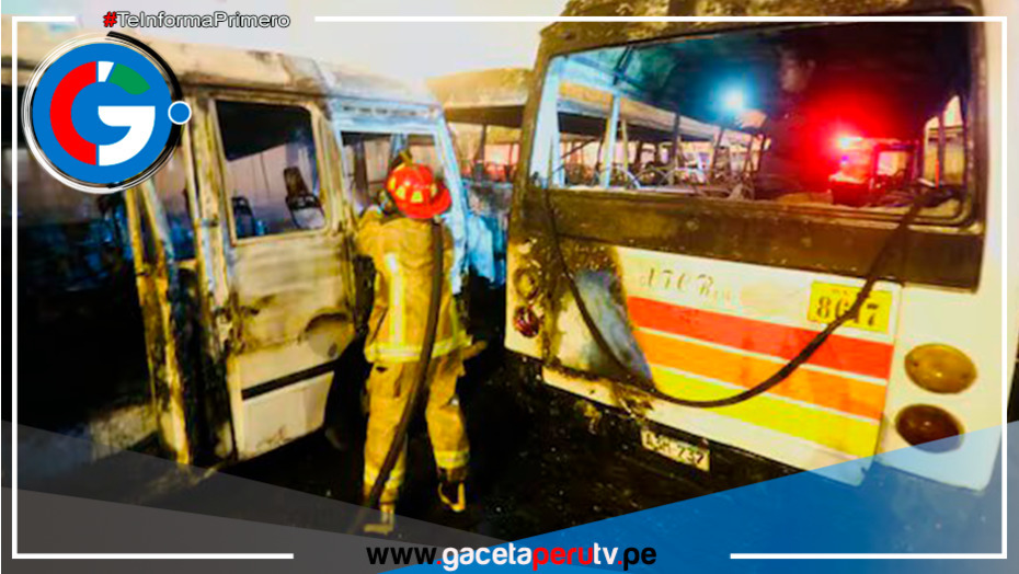 Más de 20 vehículos calcinados tras incendio en San Juan de Miraflores