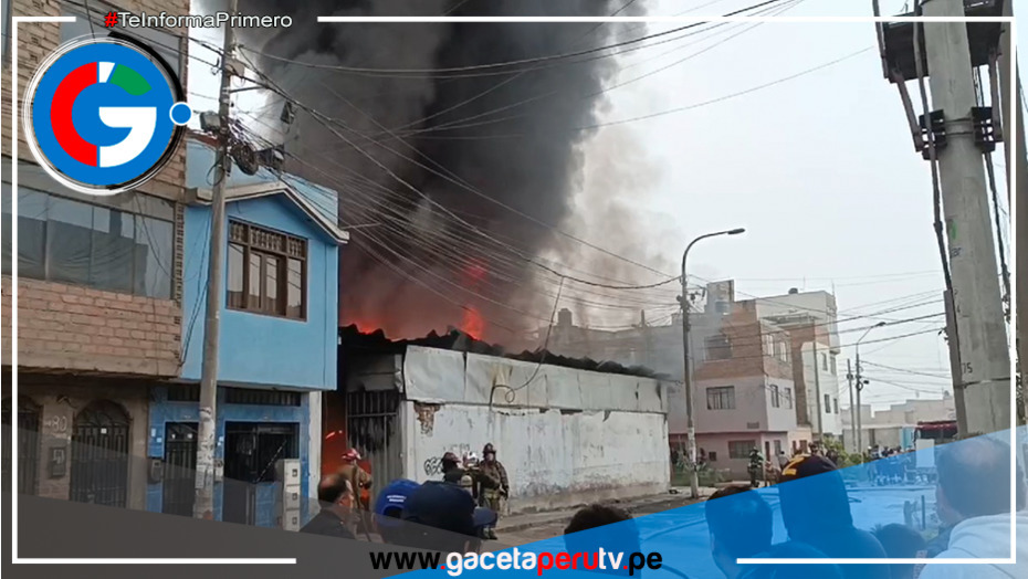 Depósito de insumos de calzado en San Martín de Porres fue consumido por un incendio
