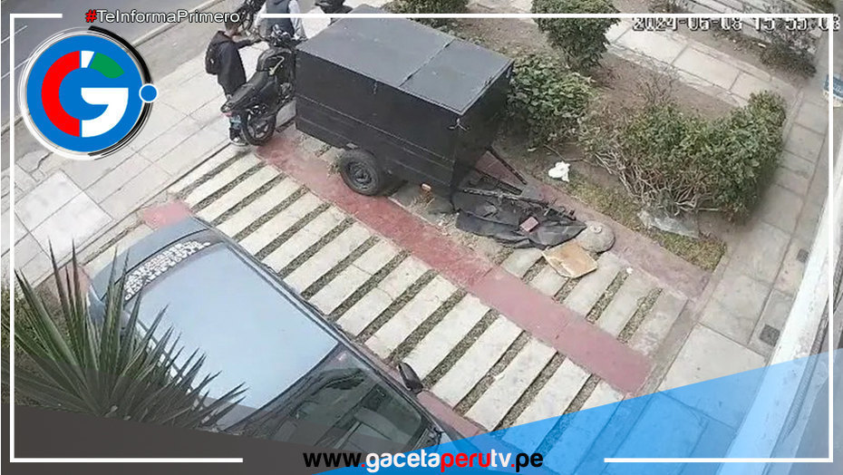 Se llevan motocicleta en plena avenida