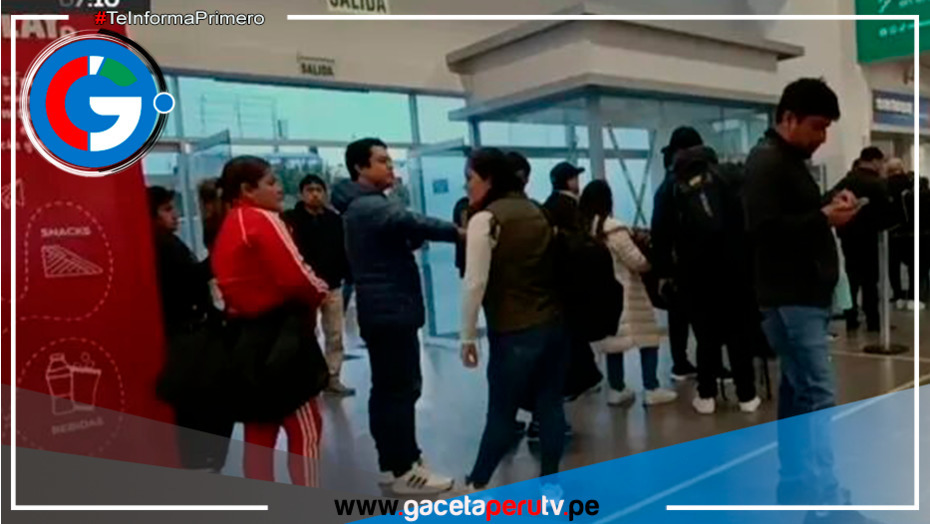 Pasajeros reclaman que LATAM aún no reprograma sus vuelos cancelados