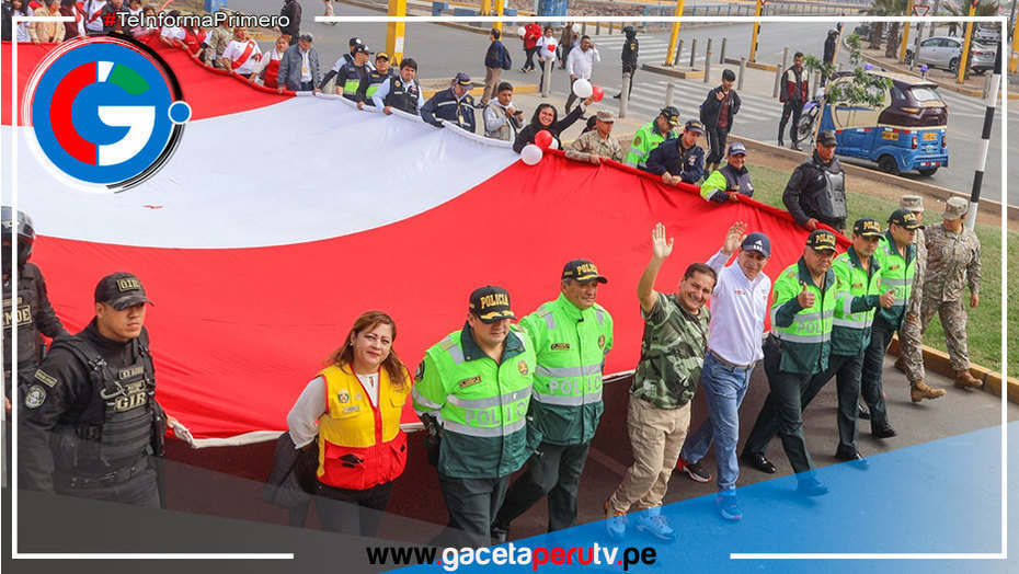 Alcalde de Comas y comunidad celebran con fervor patriótico el Día de la Bandera