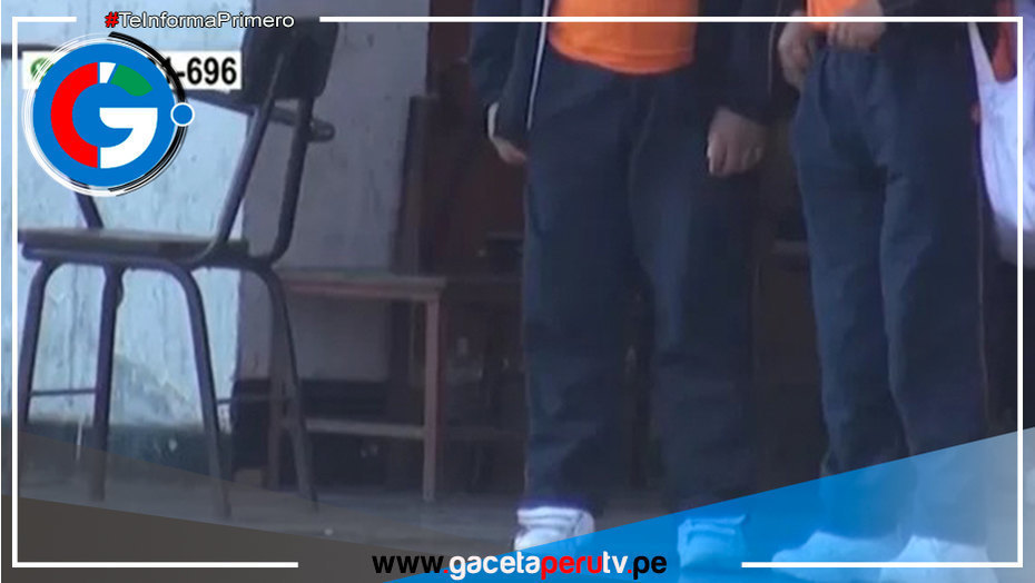Estudiantes se pelean frente a su colegio 