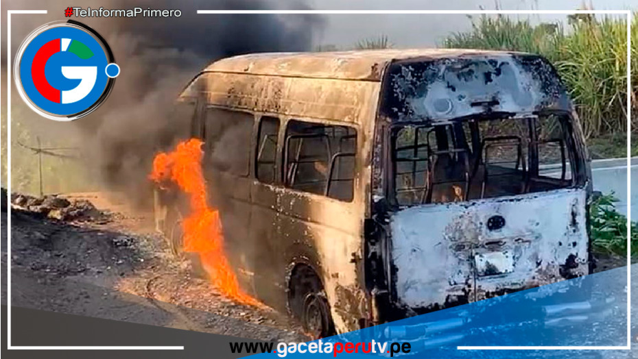 Tres delincuentes roban a 15 pasajeros de una combi y luego incendian vehículo