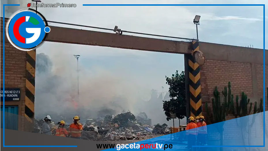 Bomberos combaten incendio masivo en chatarra de Huachipa